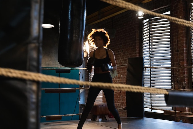 Kobiety samoobrona dziewczyna moc Afroamerykanka myśliwiec szkolenia ciosów na ringu bokserskim zdrowe