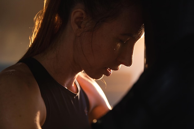 Zdjęcie kobiety samoobrona dziewczyna moc silna kobieta wojownik odpoczywa po treningu walki na ringu bokserskim silny