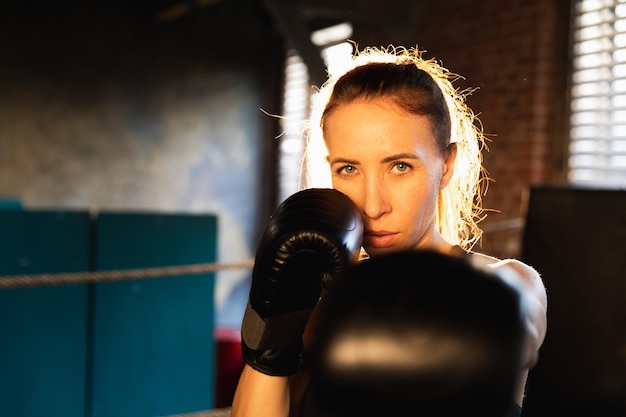 Kobiety samoobrona siła dziewczyny silna kobieta wojownik wykrawania z bokserskimi rękawiczkami do kamery zdrowy str