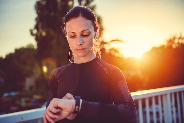 Kobiety sprawdzające monitor fitness