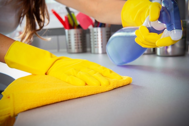 Kobiety sprzątające kuchnię. kobiety pracownik z bliska