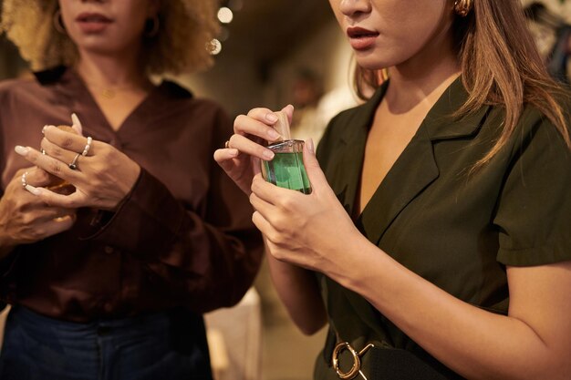 Zdjęcie kobiety testujące nowe perfumy