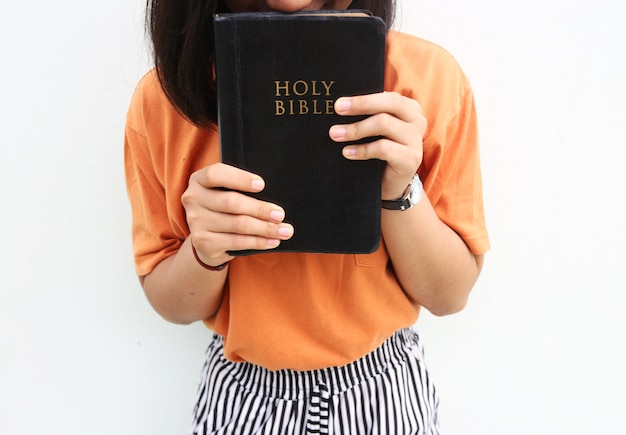 Kobiety trzymają Biblię.
