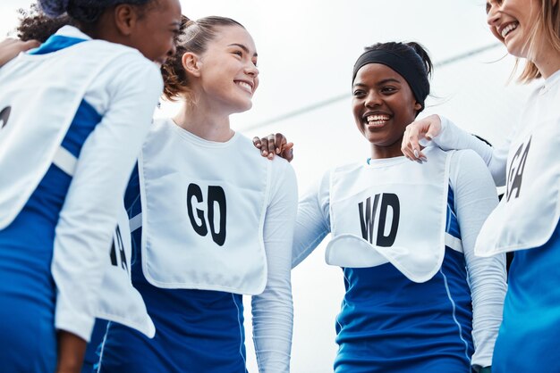 Zdjęcie kobiety uprawiające siatkówkę lub szczęśliwa grupa z zabawną rozmową budującą zespół i wspierającą trening lub trening przyjaciółki sportowców lub pokolenie z podekscytowane grą na świeżym powietrzu w rozmowie w kręgu różnorodności