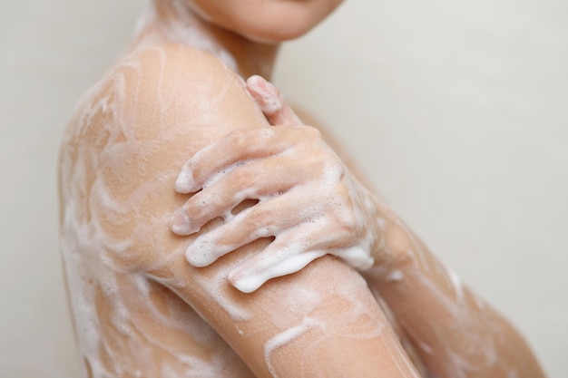 Kobiety używają mydła w płynie do kąpieli, aby wyeliminować bakterie