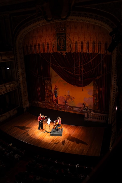 Kobiety w duecie wiolonczelowym Scena podczas koncertu w teatrze