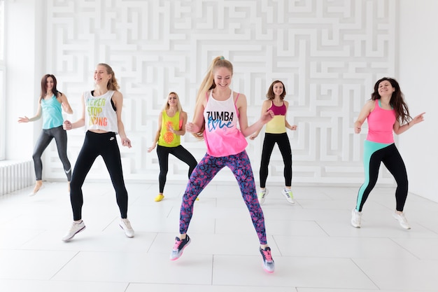 Kobiety W Odzieży Sportowej Na Zajęciach Tanecznych Zumba