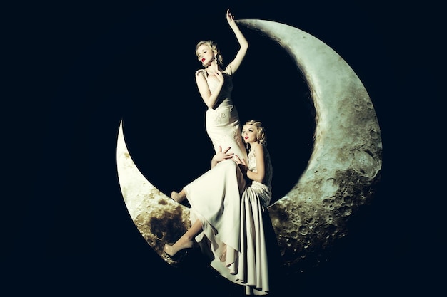 Kobiety w sukni na księżyc