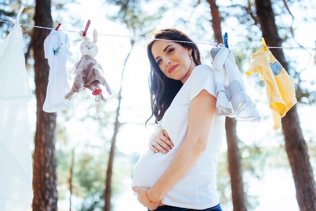 Kobiety wiszący dziecko odziewa w bieliźnianej arkanie outdoors