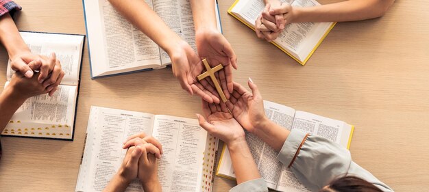 Kobiety z bliska modlą się, dostarczając świętą Biblię grupie wierzących Burgeoning