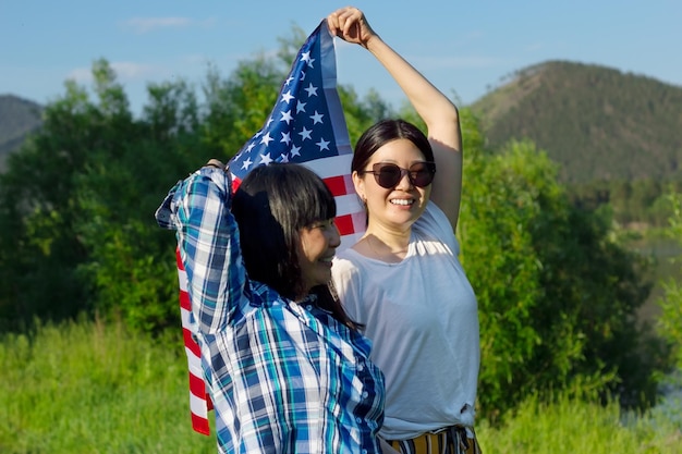 Zdjęcie kobiety z flagą usa święto patriotycznego amerykańskiego święta narodowego 4 lipca, dnia niepodległości
