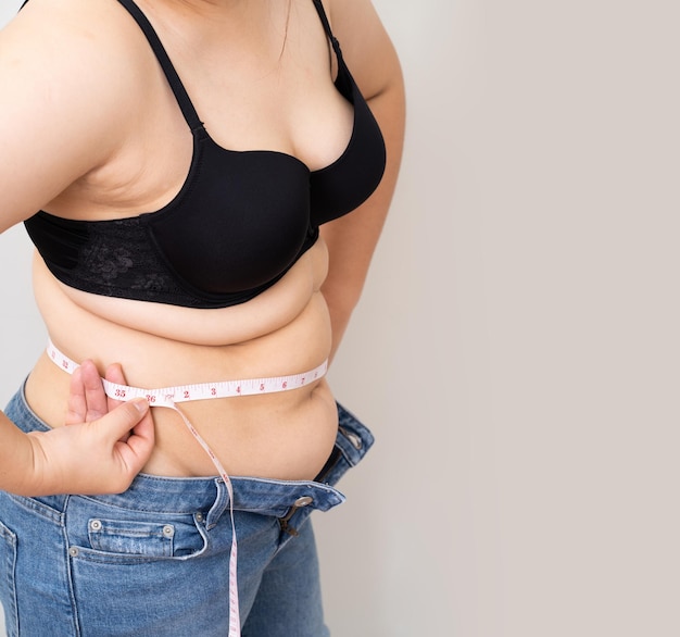 Kobiety z nadwagą i taśmą mierzącą brzuch