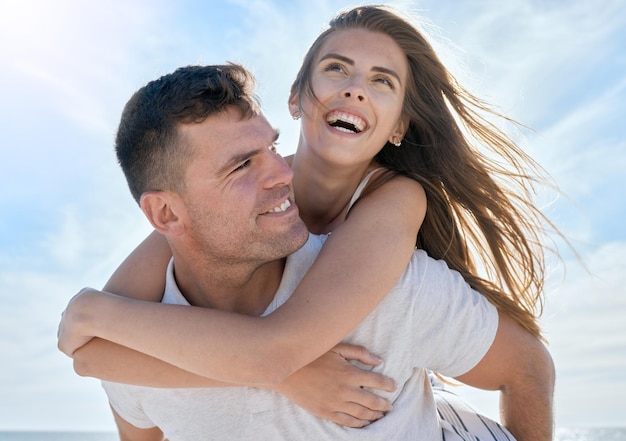 Kochaj barana i szczęśliwą parę na plaży na wakacjach, łącząc się razem w australii Opieka nad szczęściem oraz młody mężczyzna i kobieta na nadmorskim oceanie i letnie wakacje z przygodami lub podróż