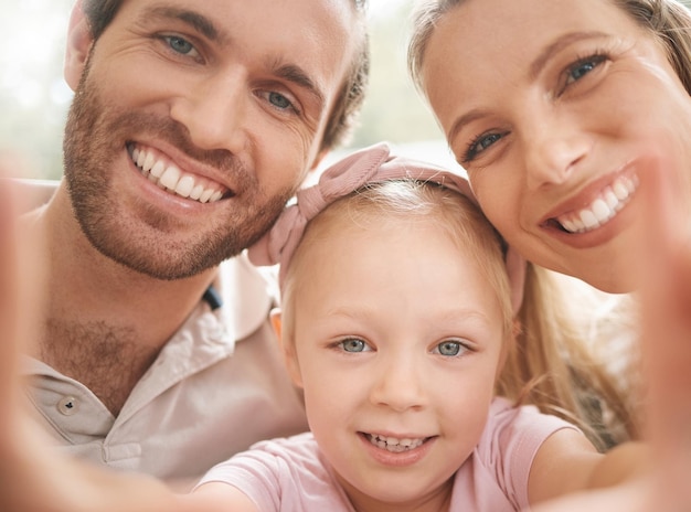 Kochaj rodziców i rodzinne selfie z dzieckiem dla wesołej i pozytywnej chwili więzi Szczęśliwa matka i ojciec uśmiechają się do pamięci fotografii z młodą i uroczą córką w Kanadzie