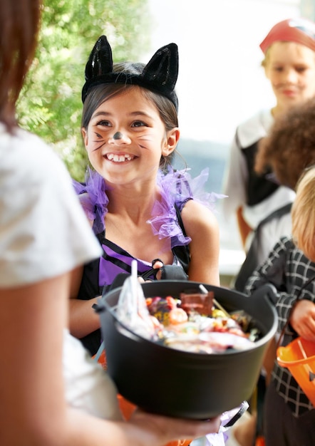 Kochają Halloween Małe dzieci bawią się sztuczkami na Halloween