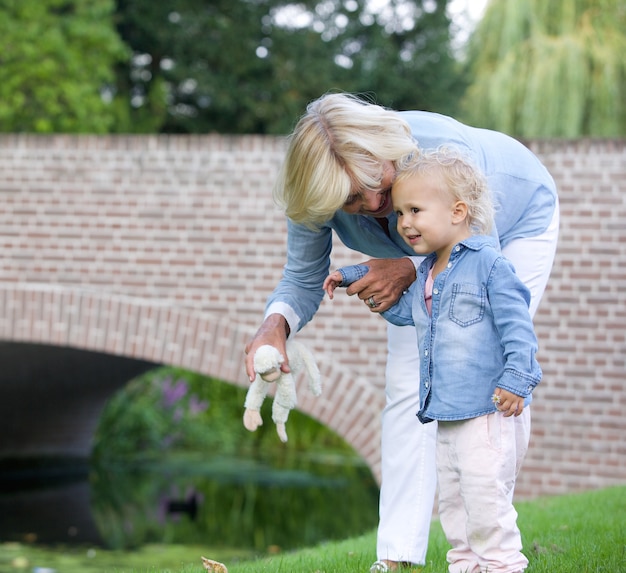 Kochająca babcia stoi outdoors z małą dziewczynką