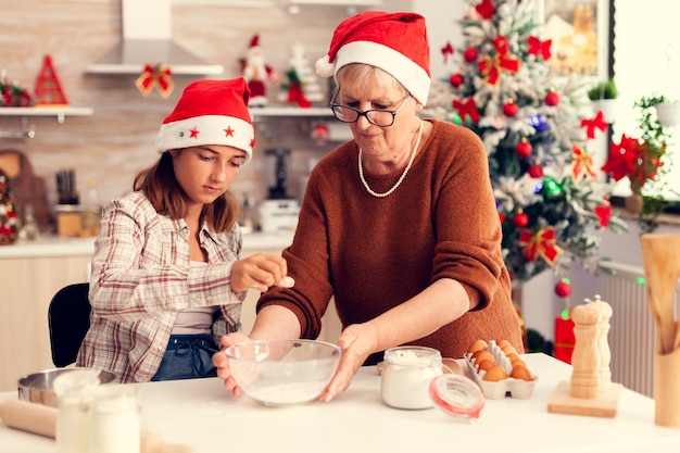 Kochająca Babcia W Boże Narodzenie Robi Ciasteczka