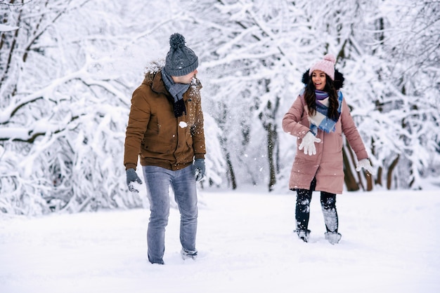 Kochająca Młoda Para Bawić Się śnieżkami W Winter Park