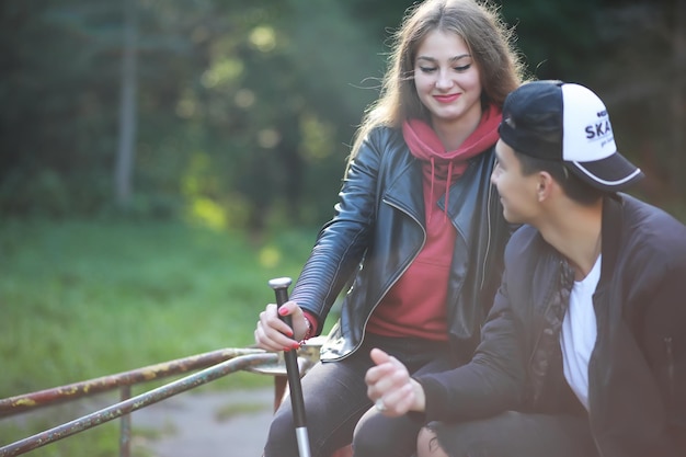 Kochająca para chodząca w zwykłych ubraniach