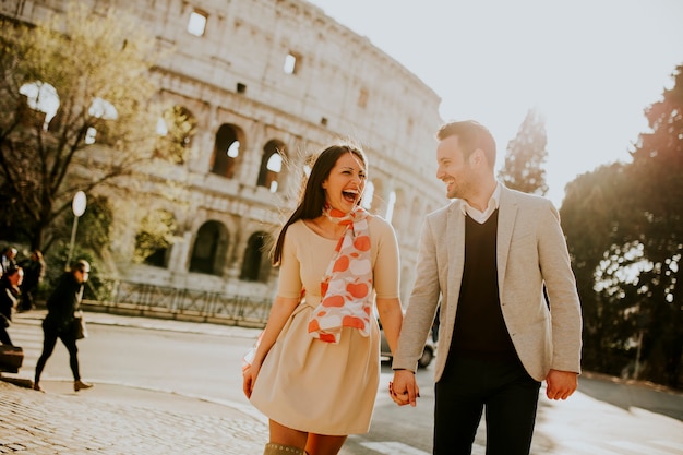 Kochająca para odwiedza Włoskich sławnych punkty zwrotnych Colosseum w Rzym, Włochy