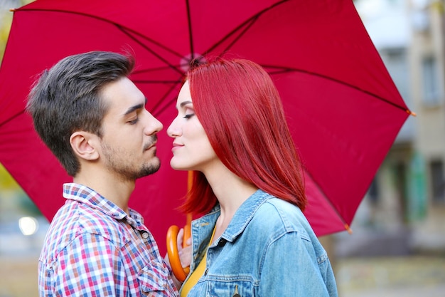 Kochająca para pod parasolem w jesiennym parku