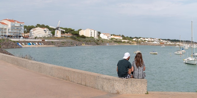 Kochająca Para Siedzi W Porcie, Ciesząc Się Wakacjami W Vendee France W Szablonie Banera Internetowego