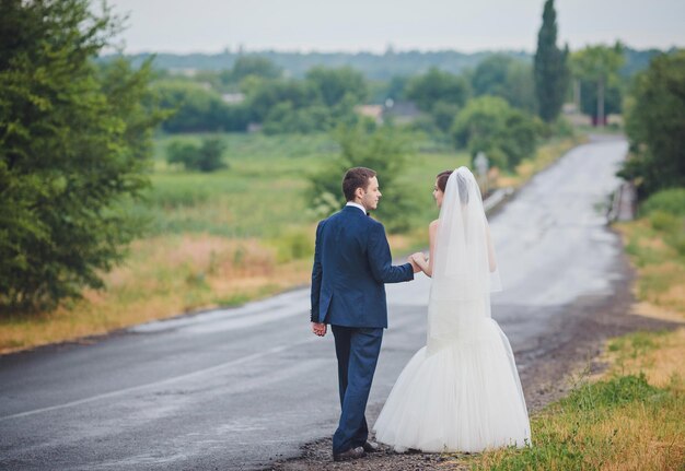 Kochająca para ślubna na świeżym powietrzu