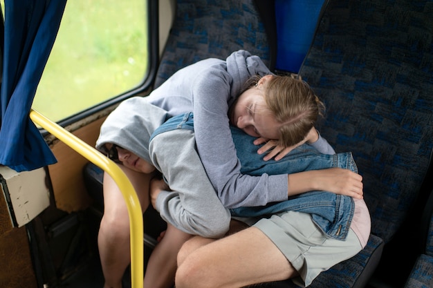 Kochająca para śpi i ściska w autobusie
