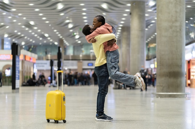 Kochająca Para Szczęśliwe Spotkanie Po Długim Czasie Afrykańskiego Mężczyzny I Kobiety Podekscytowany Uścisk Na Lotnisku