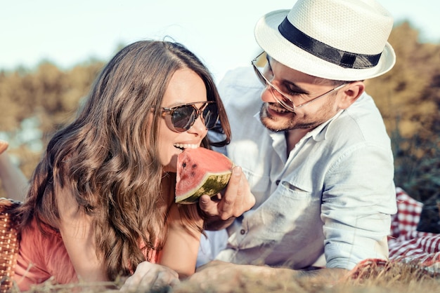 Kochająca para urządza piknik w lecie