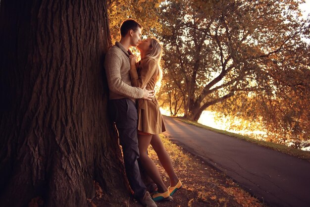 kochająca para w jesiennym parku promienie słońca zachód słońca