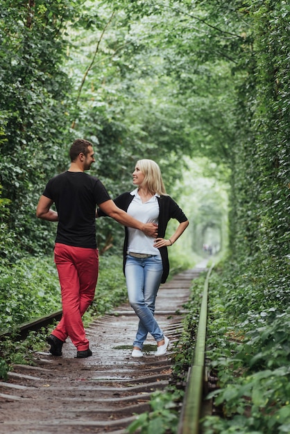 Kochająca Para W Tunelu Zieleni Drzewa Na Linii Kolejowej