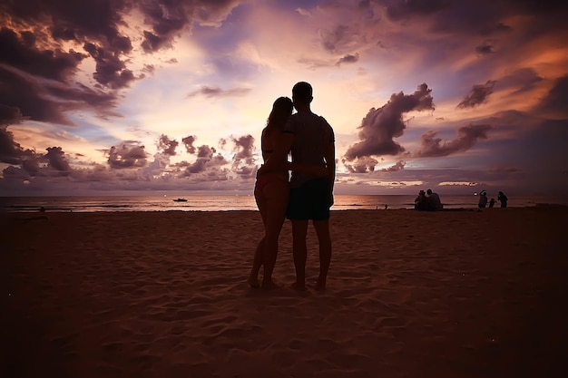 kochająca się para na plaży / wakacje letnie, wybrzeże morskie, miłość, romantyczne wakacje nad morzem