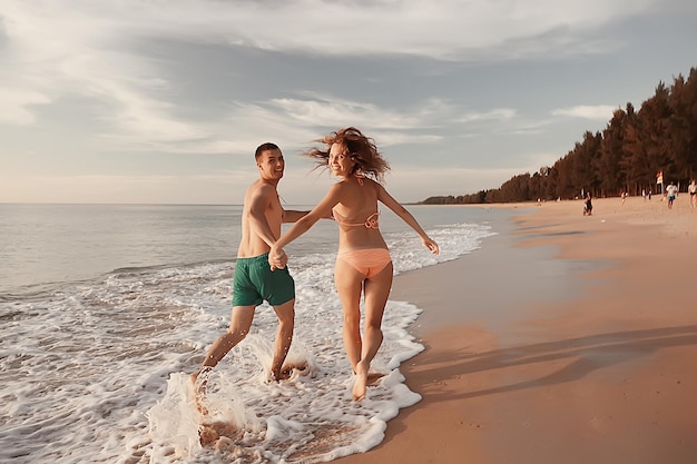 Kochająca Się Para Na Plaży / Wakacje Letnie, Wybrzeże Morskie, Miłość, Romantyczne Wakacje Nad Morzem