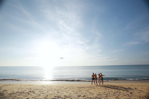 kochająca się para na plaży / wakacje letnie, wybrzeże morskie, miłość, romantyczne wakacje nad morzem