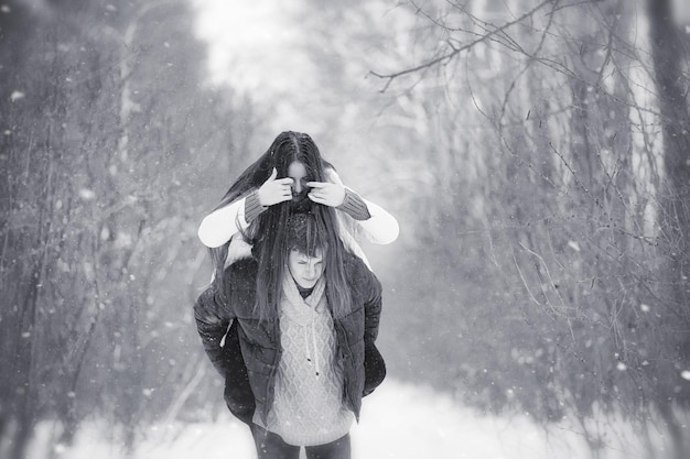 Kochająca się para na zimowym spacerze Mężczyzna i kobieta na randce w parku zimą Przyjaciele w zimowym parku