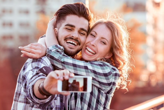 Kochająca się para robi sobie selfie w mieście