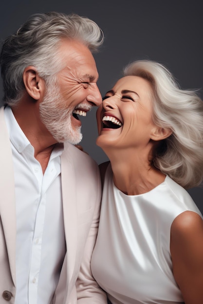 Kochająca się para w średnim wieku świadczy o mocy miłości przypomina śmieje się szczęśliwie