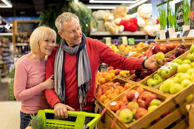 Kochająca starsza para robi zakupy w supermarkecie