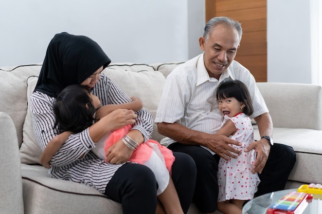 Kochający dziadkowie czują się przytulając swoje wnuki
