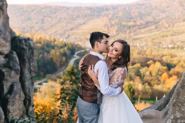 Kochający Mąż I Kobieta Na Tle Gór Kochająca Para Emocjonalnie Spędza Czas