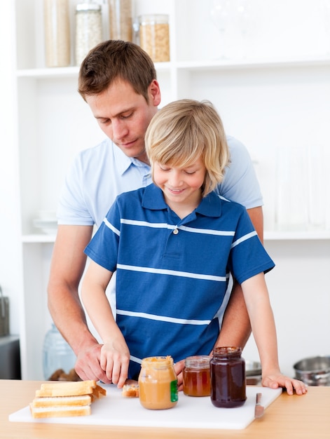 Kochający ojciec pomaga swojemu synowi przygotować śniadanie