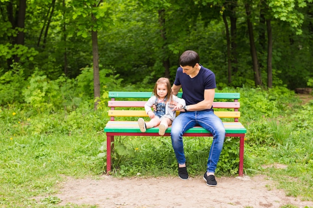 Kochający ojciec z córką w parku.