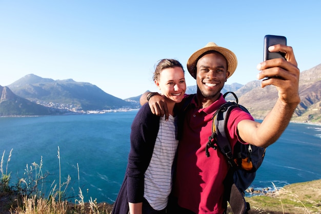 Kochający potomstwa dobierają się na wakacje bierze selfie