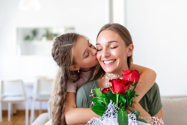 Kocham Cię Mamo Atrakcyjna Młoda Kobieta Z Małą Uroczą Dziewczynką Spędzają Razem Czas W Domu Dziękując Za Ręcznie Wykonaną Kartkę Z Symbolem Miłości I Kwiatami Szczęśliwa Koncepcja Rodziny Dzień Matki