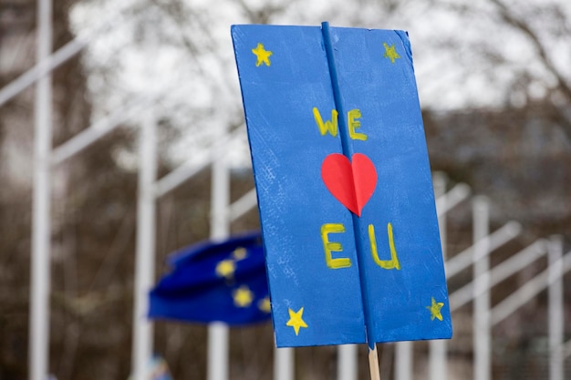 Kochamy Europe proeuropejski znak brexitu podczas politycznego protestu
