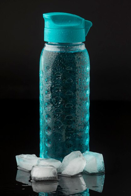 Kocki lodu, butelki wody, widok z przodu.