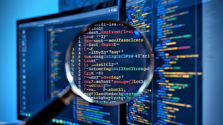Zdjęcie kod programu na wyświetlaczu komputera w szkle powiększającej