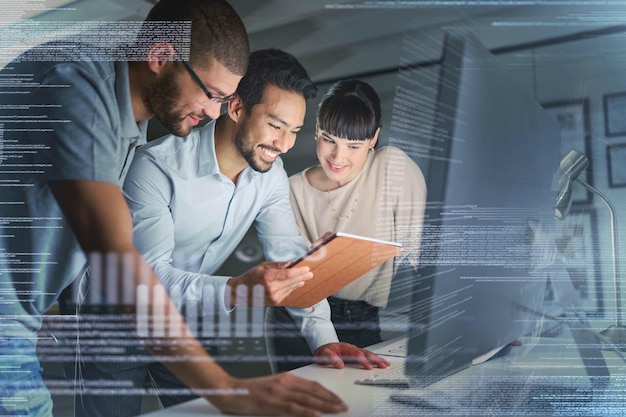 Kodowanie ludzi biznesu i technologia informacyjna z programowaniem ekranów komputerowych i tabletów oraz tworzeniem oprogramowania Futurystyczna nakładka kodu i spotkanie współpracy z zespołem programistów