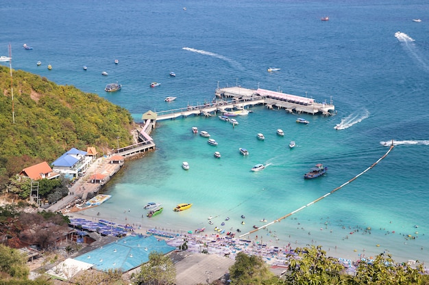 Koh Lan, luty 9,2014: turystyczna wizyta i prędkość łódkowata przerwa na plaży przy koh lan, ponieważ plaża piękna.